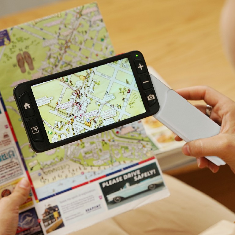 luna 6 handheld video magnifier is the best choice for travel in summer