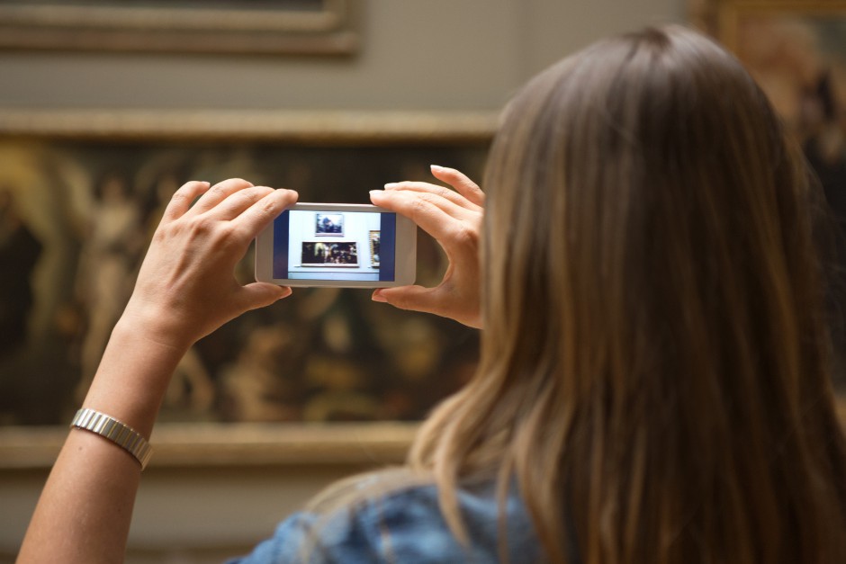 view exhibit information with maxi aids for the low vision
