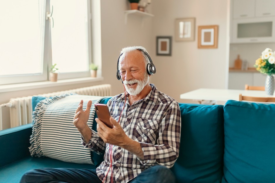 audio entertainment for low vision people